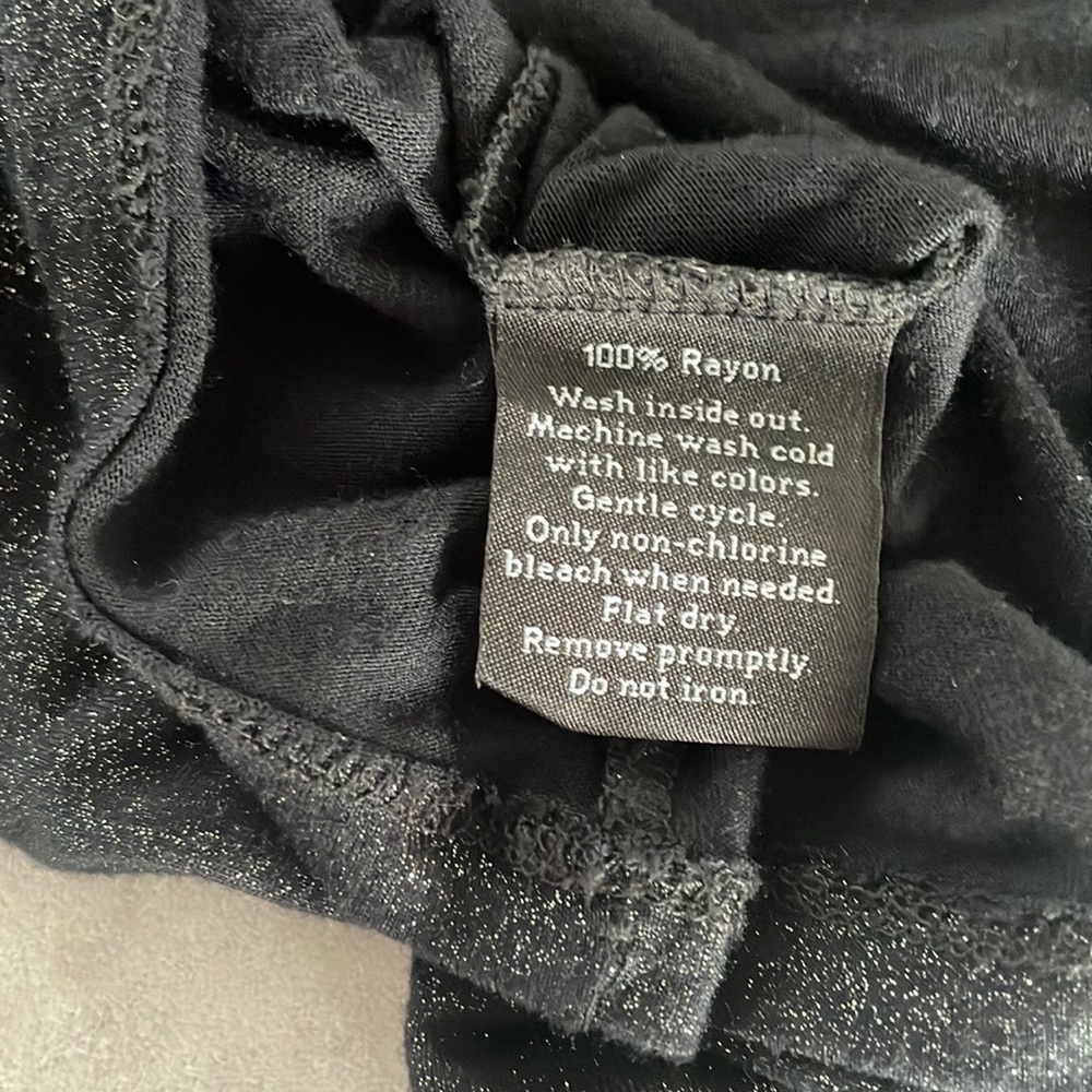 ROCK & REPUBLIC women’s deep V black tee shirt silver sparkles cap sleeves sz L - Picture 8 of 9